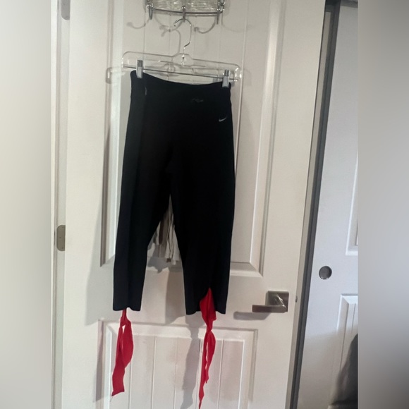 Womens Nike Dri Fit Capri Leggings Size Medium - Picture 1 of 5